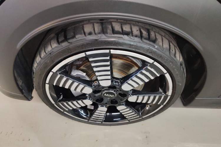 Used MINI 2023 Revised 2.0T COOPER S CABRIO Artist Left Front Wheel Hub