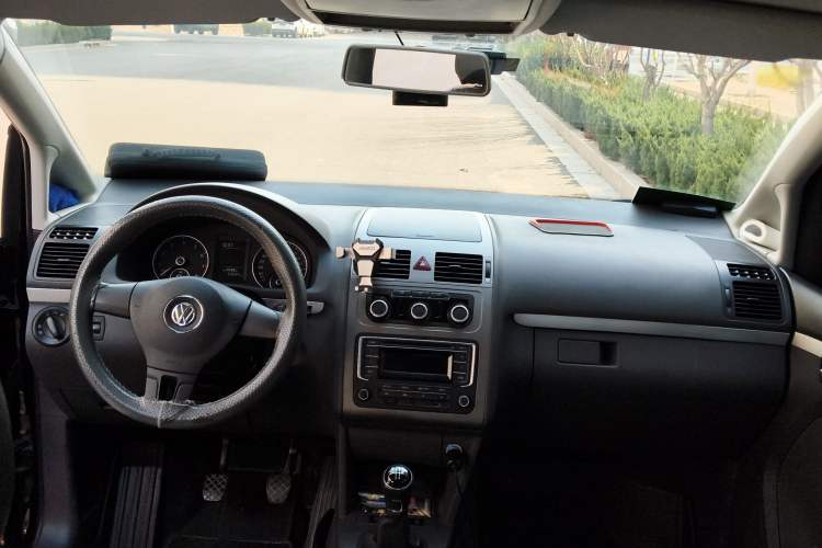 Used Volkswagen Touran 2013 1.4T Manual Fashion Edition 5 Seats Center Console