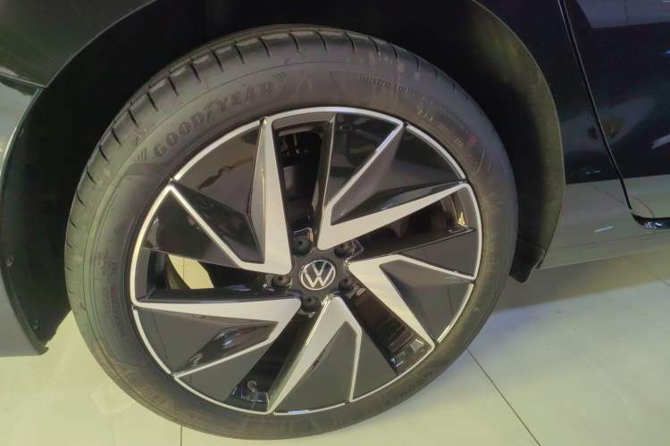 Used Volkswagen Magotan 2024 380TSI DSG Ultimate Edition Right Rear Wheel Hub
