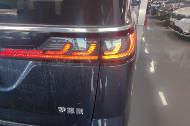 Used VOYAH Dream 2025 PHEV Four-Wheel-Drive Flagship Kunpeng Edition Right Rear Taillight