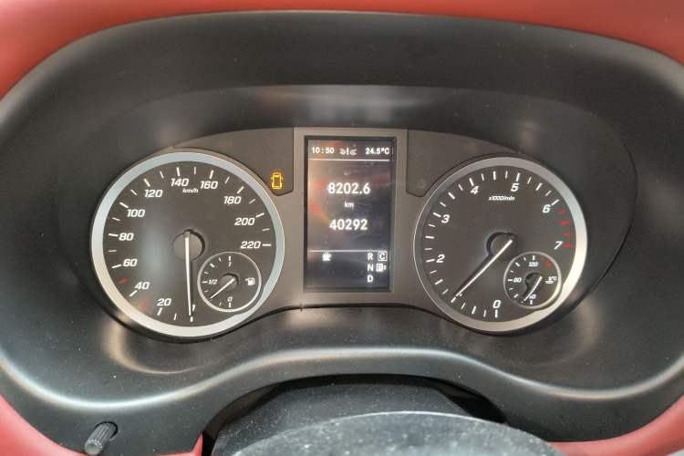 Used Mercedes-Benz Vito 2021 2.0T Business Version 7 Seats Odometer Close Up