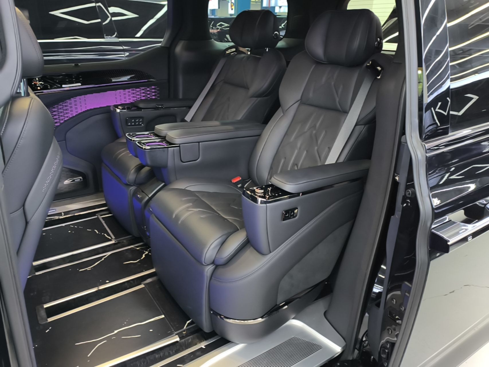 Zeekr 009 2024 Six-Seat Executive Version 4WD 108 kWh — снимка 20