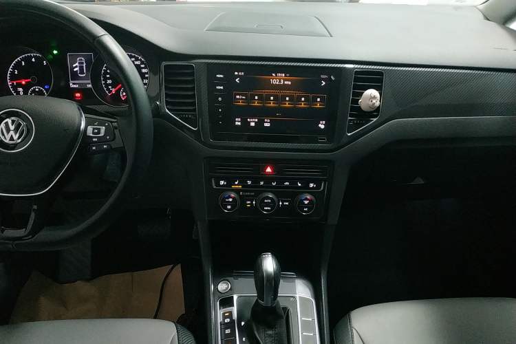 Used Volkswagen Golf Sportsvan 2019 280TSI Automatic Sentinel Model China VI Standard Audio And AC Panel