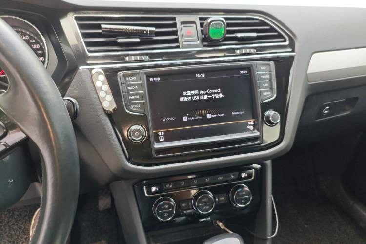 Used Volkswagen Tiguan L 2018 380TSI Automatic All-Wheel Drive Luxury Edition Audio And AC Panel