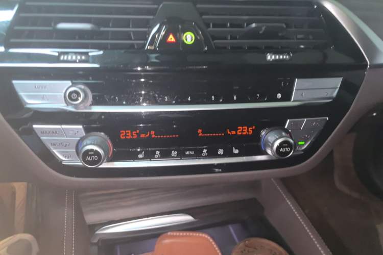 Used BMW 5 Series 2021 530Li Leading Luxury Package Audio And AC Panel