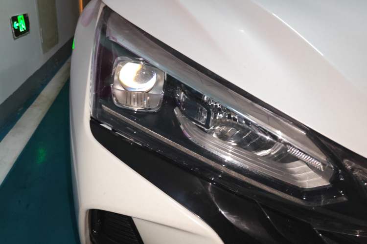 Used Dongfeng Aeolus Yixuan 2023 Mach Edition 1.5L Automatic Chasing Wind Version Right Front Headlight