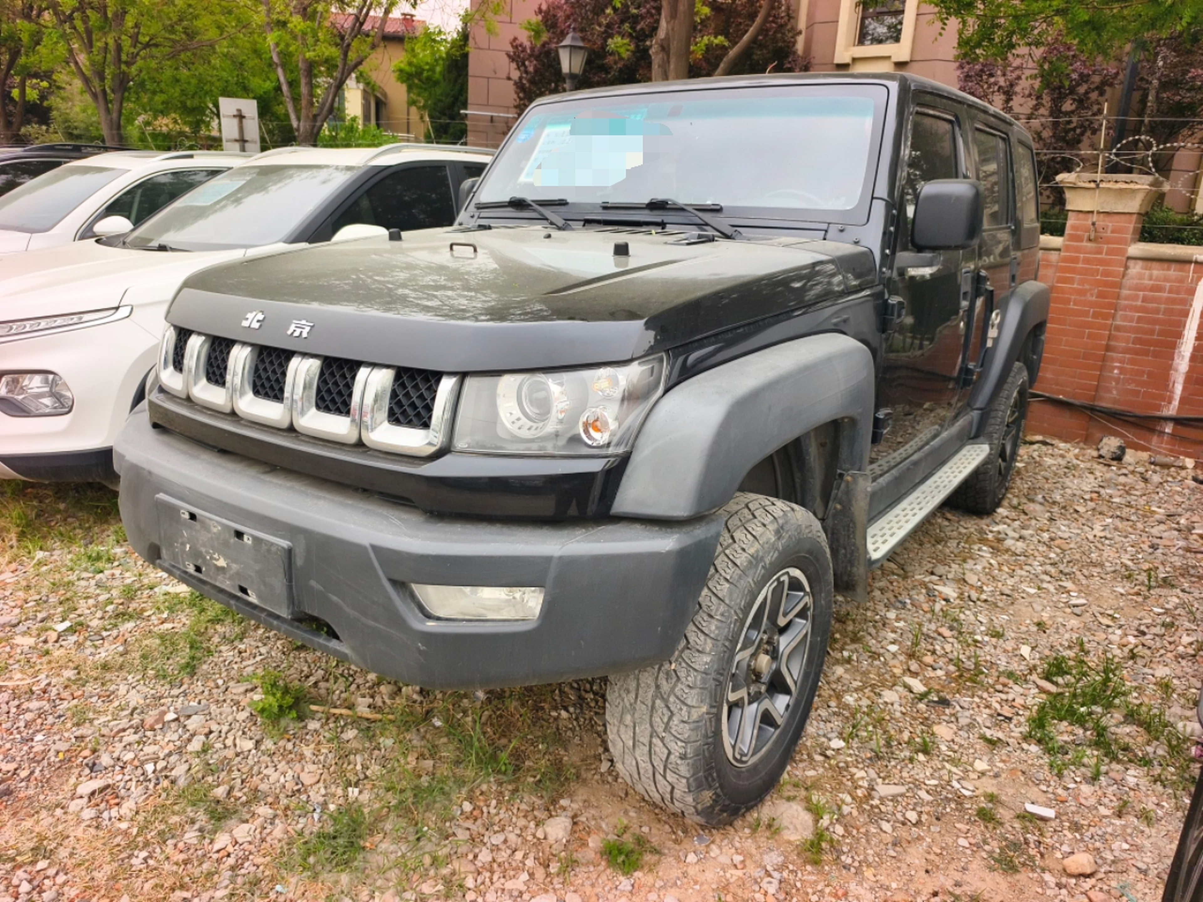 Под передней частью автомобиля