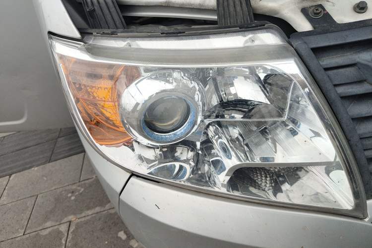 Used Dongfeng Yufeng 2018 2.5T Logistics Vehicle A100 Long Wheelbase High Roof 5-9 Seater China V Emission Standard ZD25 Right Front Headlight