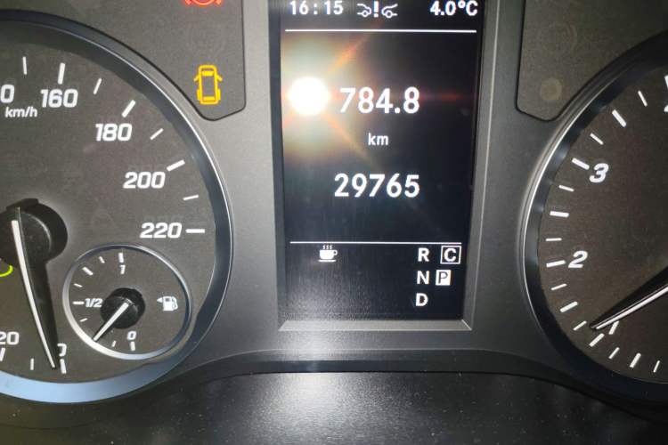 Used Mercedes-Benz Vito 2021 2.0T Business Version 7 Seats Odometer Close Up