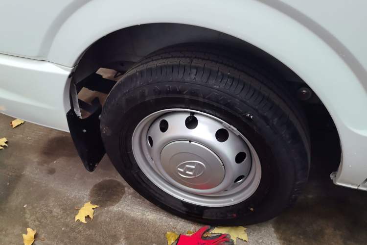 Used SAIC MAXUS Xintu V80 2024 Aotong Value Edition 6AMT Short Wheelbase Ultra-Low Roof 127 Ps 5/6 Seats
