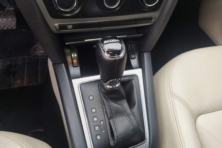 Used Skoda Octavia 2015 Classic Model 1.6L Automatic Yijie Version Gear Lever