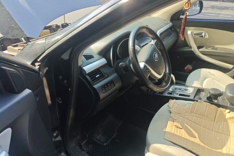 Used Bestune X80 2013 2.0L automatic comfort version
