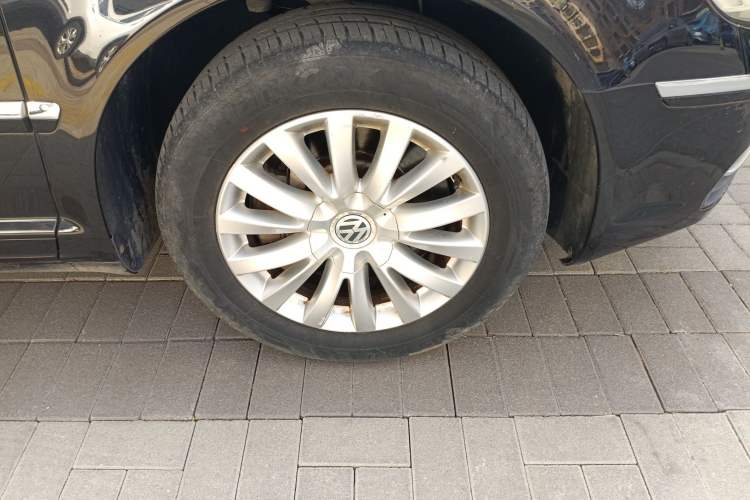 Used Volkswagen Phaeton 2012 3.6L Deluxe Custom Edition Right Front Wheel Hub