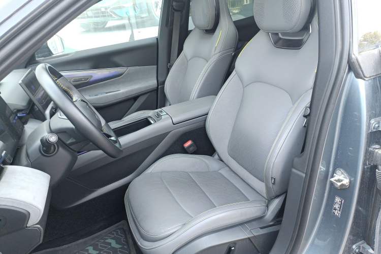 Used Lynk & Co 08 EM-P 2025 220 km All-Wheel-Drive Performance Halo Left Front Seat