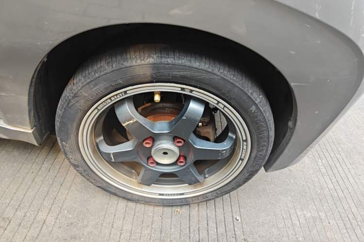 Used Baojun E200 2018 Intelligent Driving Edition Right Front Wheel Hub