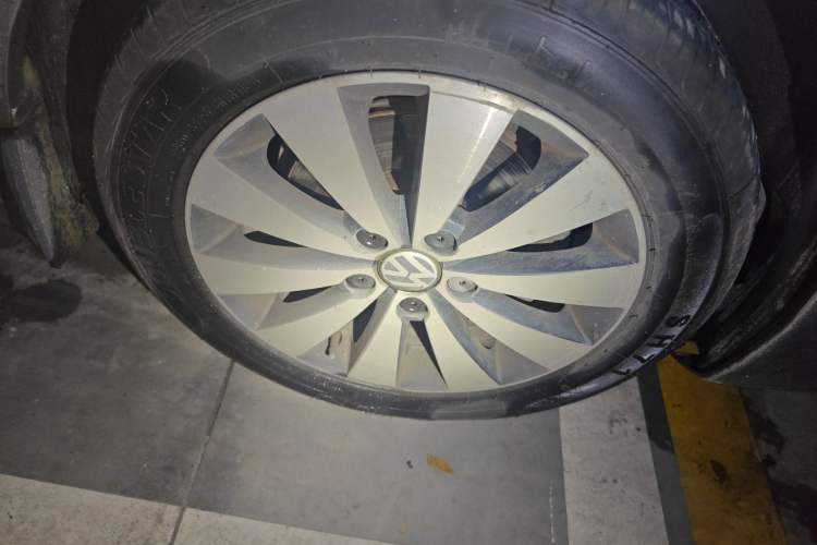 Used Volkswagen Sagitar 2017 230TSI Automatic Comfort Version Right Front Wheel Hub