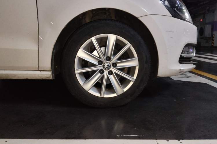 Used Volkswagen Polo 2014 1.4L Automatic Comfort Edition Right Front Wheel Hub