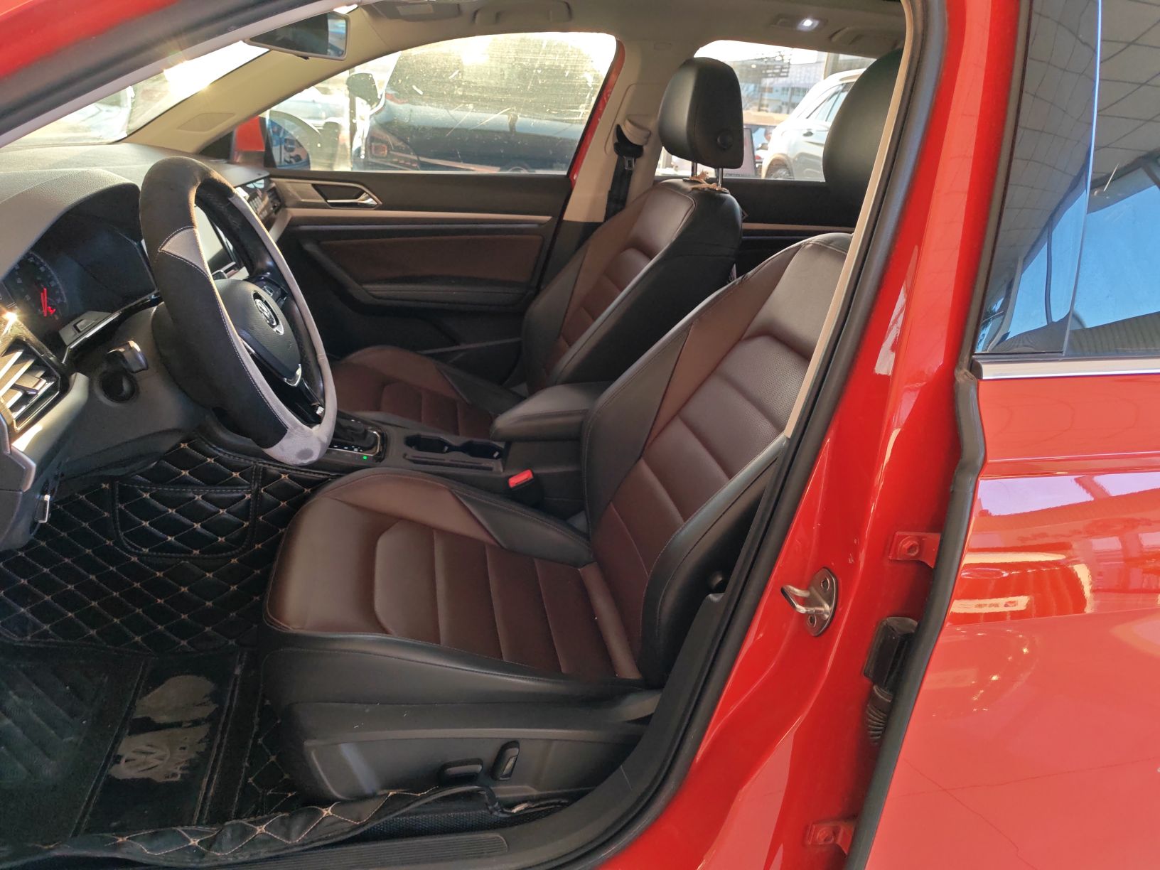 Переднее сиденье в автомобиле