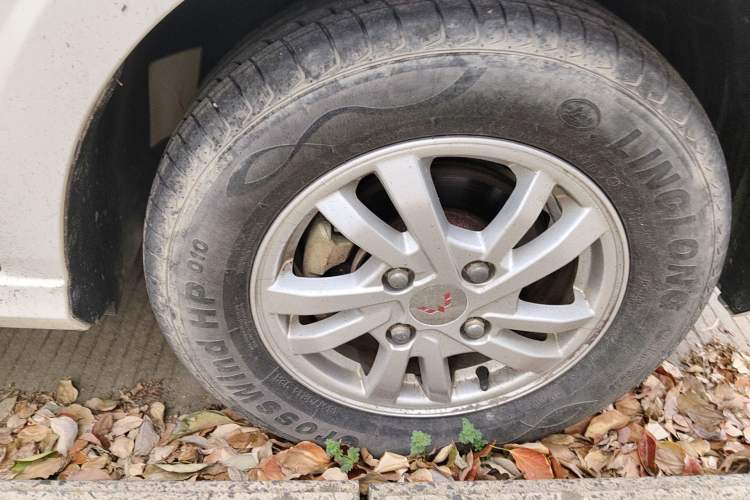 Used Wuling Hongguang 2018 1.5L S Comfort Model L2B Right Front Wheel Hub