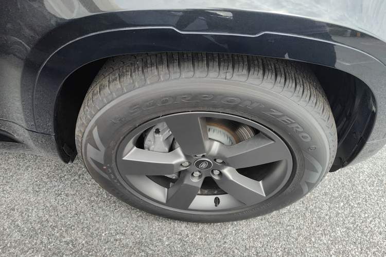 Used Land Rover Defender 2025 130 3.0T P400 Seven-Seat Luxury Edition Right Front Wheel Hub