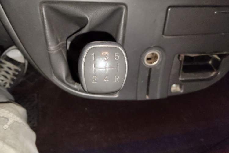 Used SAIC MAXUS Xintu V80 2014 2.5T Aotuntong Short Wheelbase Mid-Roof Model