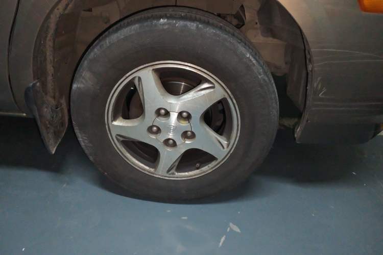 Used FORTHING Lingzhi 2014 M3 1.6L 7-Seater Comfort Model Right Front Wheel Hub