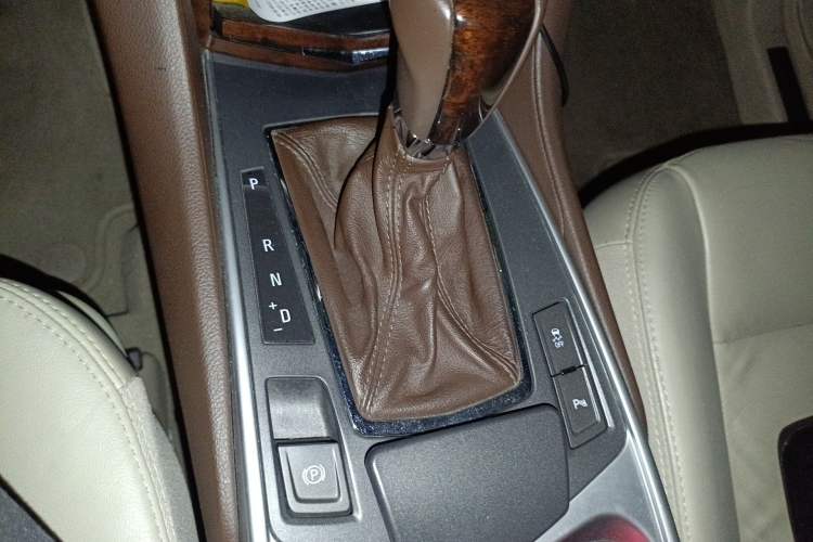 Used Cadillac SRX 2011 3.0L Flagship Edition Gear Lever