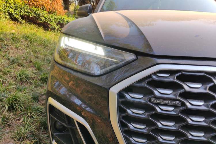 Used Audi Q5L Sportback 2022 40 TFSI Luxury Model Right Front Headlight