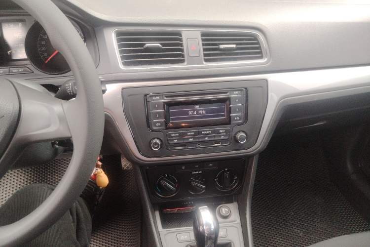 Used Volkswagen Lavida 2015 1.6L Automatic Fashion Edition Audio And AC Panel