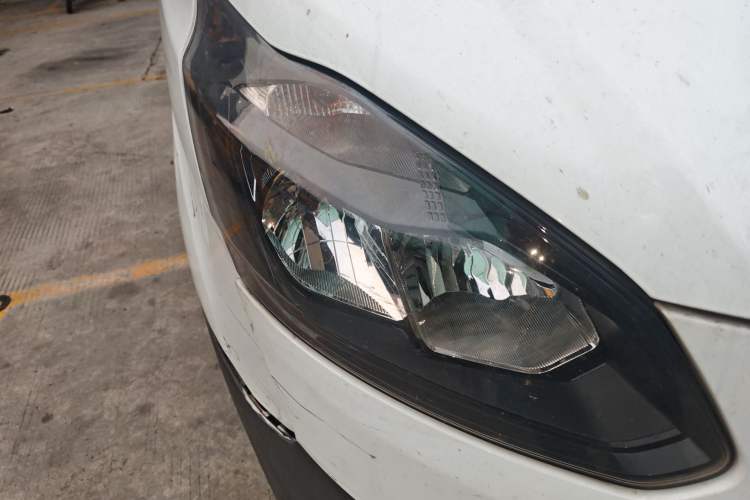 Used Ford Transit 2017 2.0T Diesel Van Short Wheelbase Low Roof China IV Standard Right Front Headlight