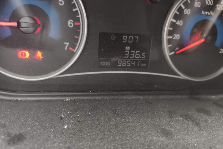 Used Dongfeng Fengon 2013 1.5L Manual Deluxe Model DK15 Odometer Close Up