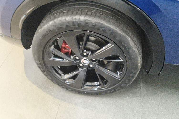 Used Buick Envision 2022 Encore S GS Two-Wheel Drive Smart & Sporty Model Right Rear Wheel Hub