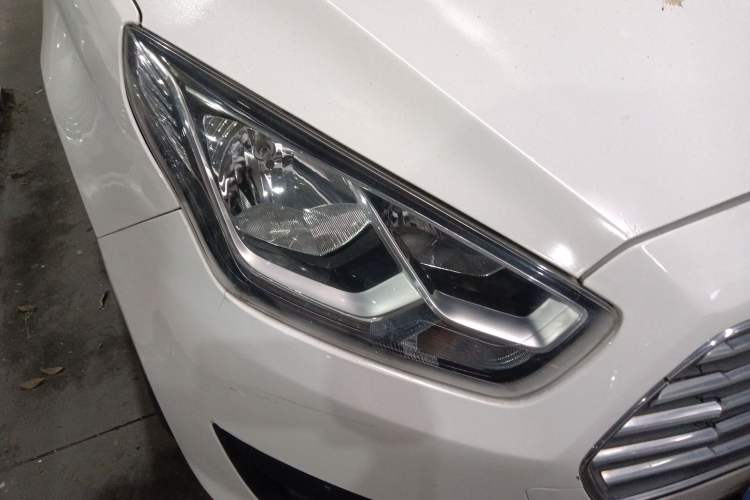 Used Ford Escort 2019 Revised 1.5L Automatic ZhiXiang Version (Tire Pressure Monitoring) China VI Standard Right Front Headlight