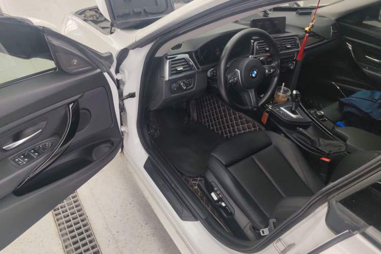 Used BMW 3 Series GT 2018 320i Sport Edition Interior 3