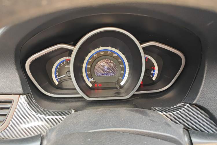 Used Soueast V6 Lingshi 2013 1.5L Manual - Women's Edition
