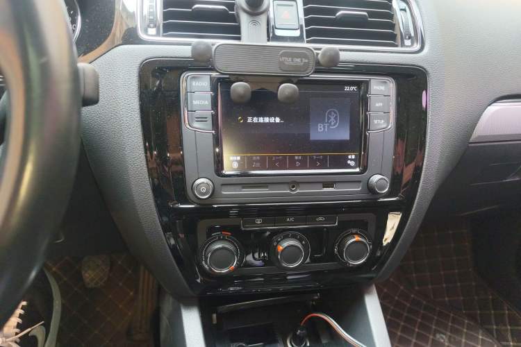 Used Volkswagen Sagitar 2018 1.6L Manual Comfort Model Audio And AC Panel