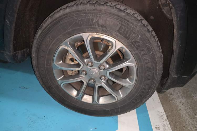 Used Jeep Grand Cherokee 2016 3.0TD Diesel Comfort Navigation Version Right Front Wheel Hub