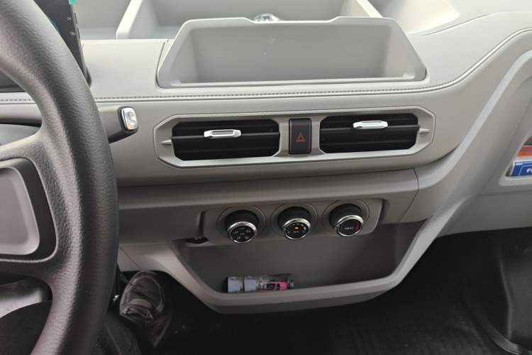 Used JMC E Fushun 2025 Model, Blind Window Version, 41.86 kWh, Short Axle, Low-roof, 3.0 tons
