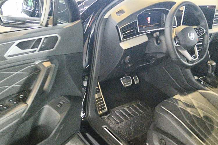 Used Volkswagen Tiguan L 2023 Restyled 330TSI Automatic Two-Wheel Drive R-Line Enhanced Comfort Version
