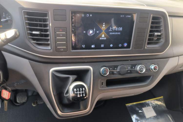 Used SAIC MAXUS Xintu V80 2024 Aotong Value Edition 6MT Long-Wheelbase Mid-Roof Model with 127 Ps Available in 6/7/8/9-Seater Configurations