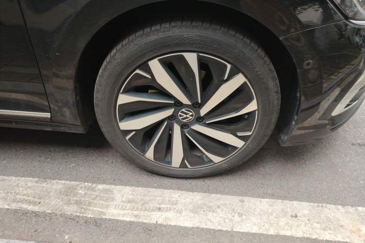 Used Volkswagen Passat 2023 330TSI Luxury Edition Right Front Wheel Hub