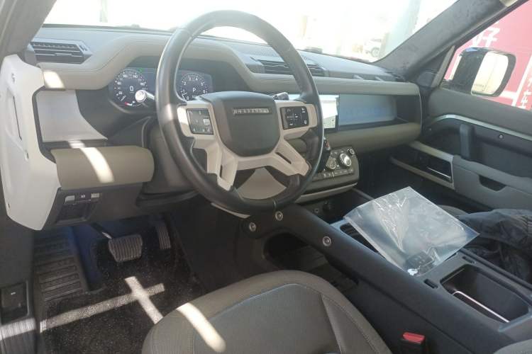 Used Land Rover Defender 2021 90 P400 Classic Reproduction Edition Center Console