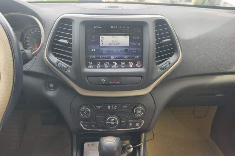 Used Jeep Cherokee 2017 2.4L Leading Smart Edition Audio And AC Panel