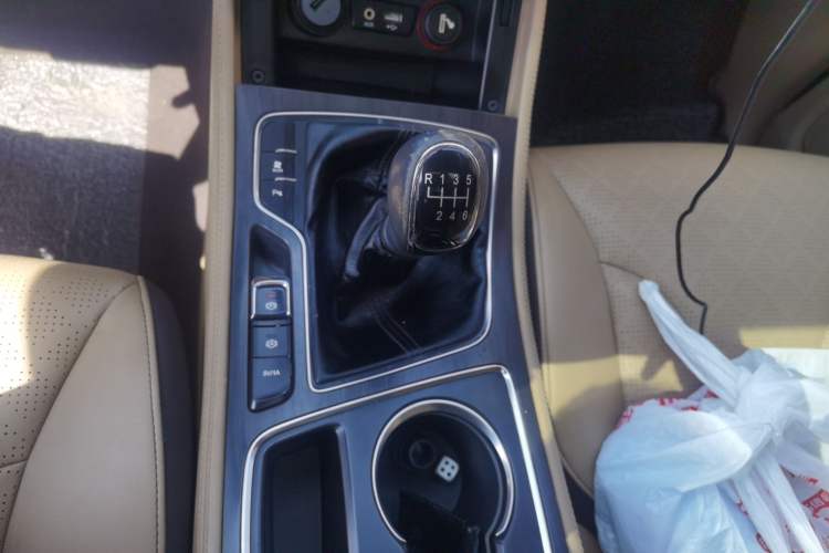 Used Baojun 730 2017 1.5T Manual Prestige Version 7 Seats