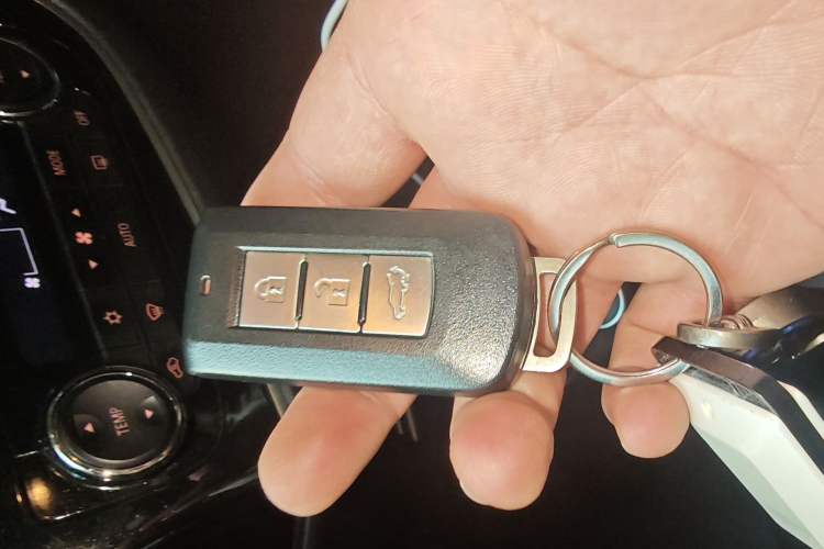 Used Mitsubishi Outlander 2016 2.4L 4x4 Elite Edition 7-Seater Vehicle Key