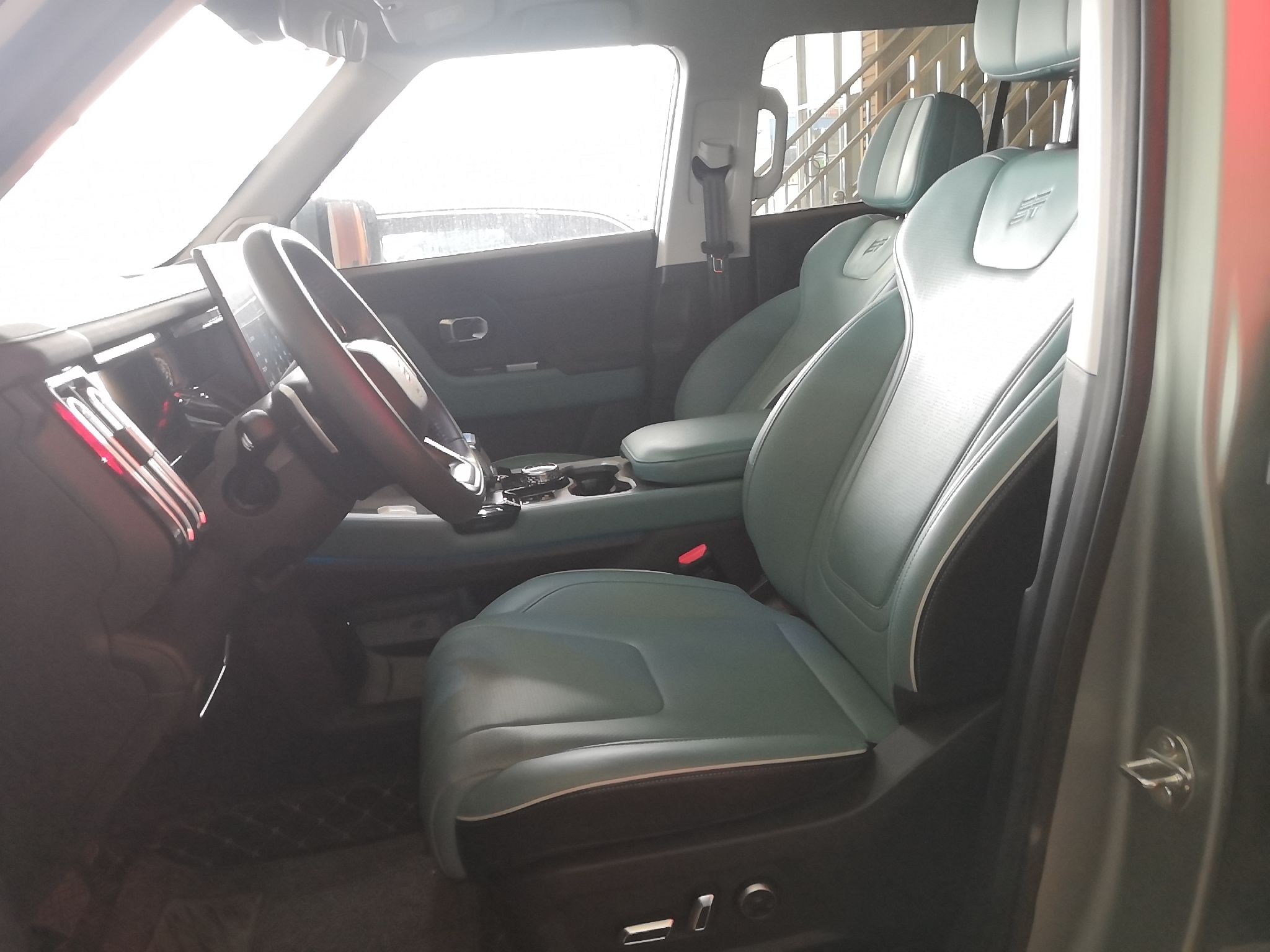 المقاعد الأمامية داخل السيارة