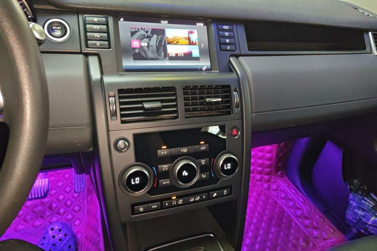 Used Land Rover Discovery Sport 2018 240 PS PURE Edition Audio And AC Panel