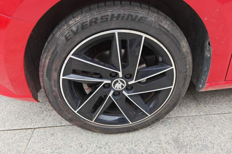 Used Skoda Fabia 2015 1.6L Automatic Sport Edition Left Front Wheel Hub