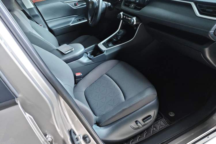 Used Toyota RAV4 2023 2.0L CVT Two-Wheel Drive Fashion Edition Right Front Seat