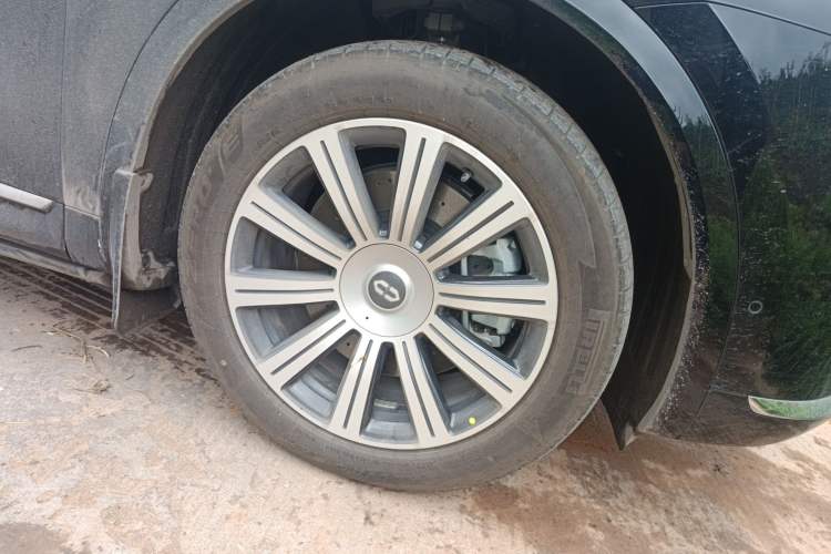 Used Hima AITO M8 2025 Model, Pure Electric Max+ Five-Seat All-Wheel-Drive Version Right Front Wheel Hub